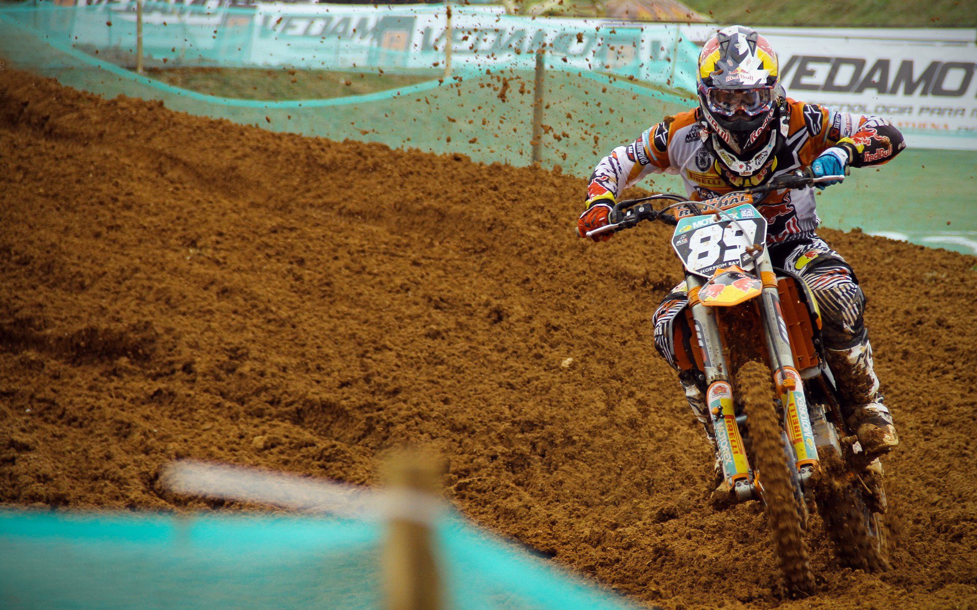 赛道与舞台的完美共振，F1新赛季揭幕战之夜，拉亚的封神时刻