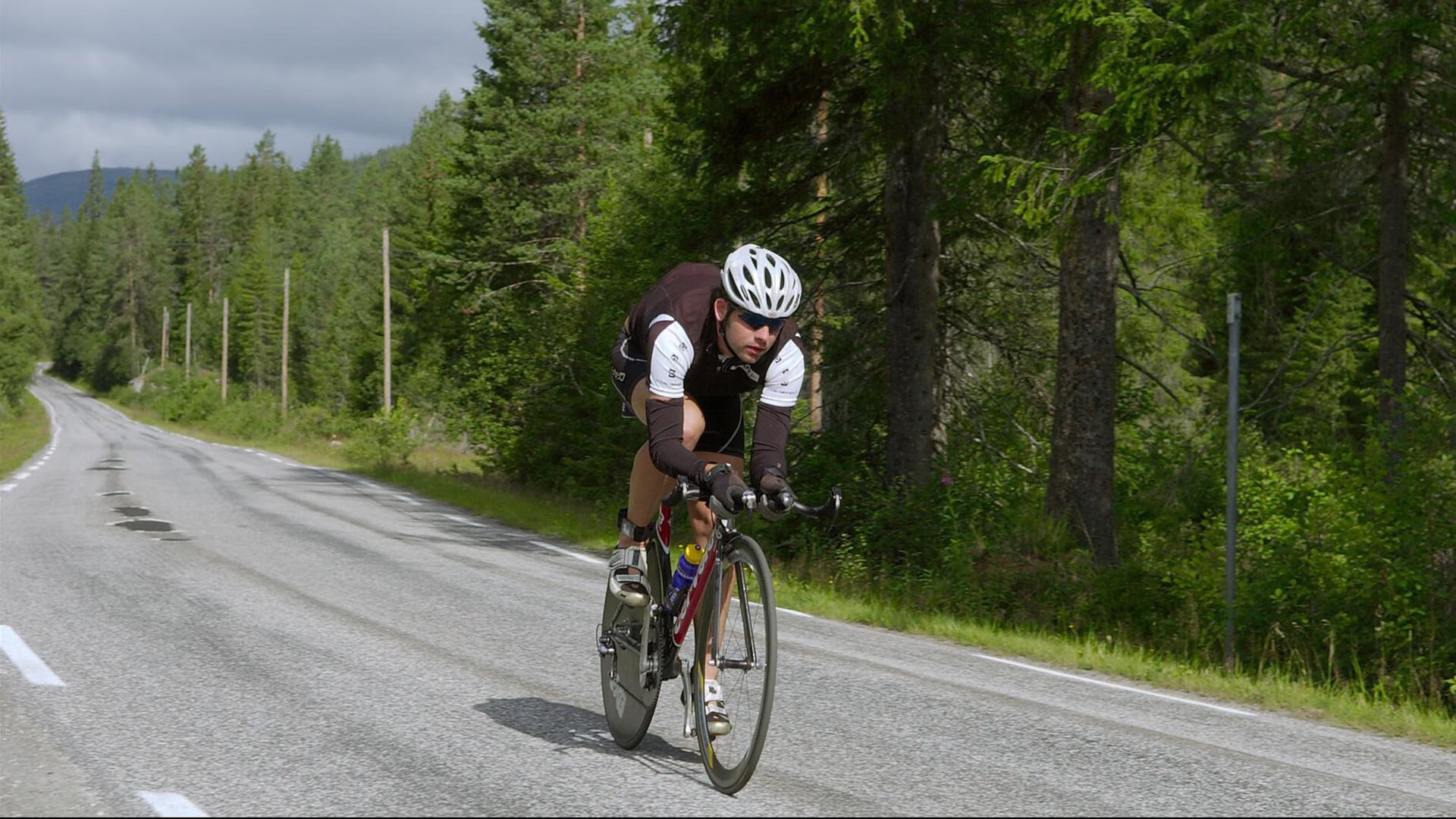 姆巴佩一锤定音打破平衡，中国男篮轻取塞维利亚展现实力