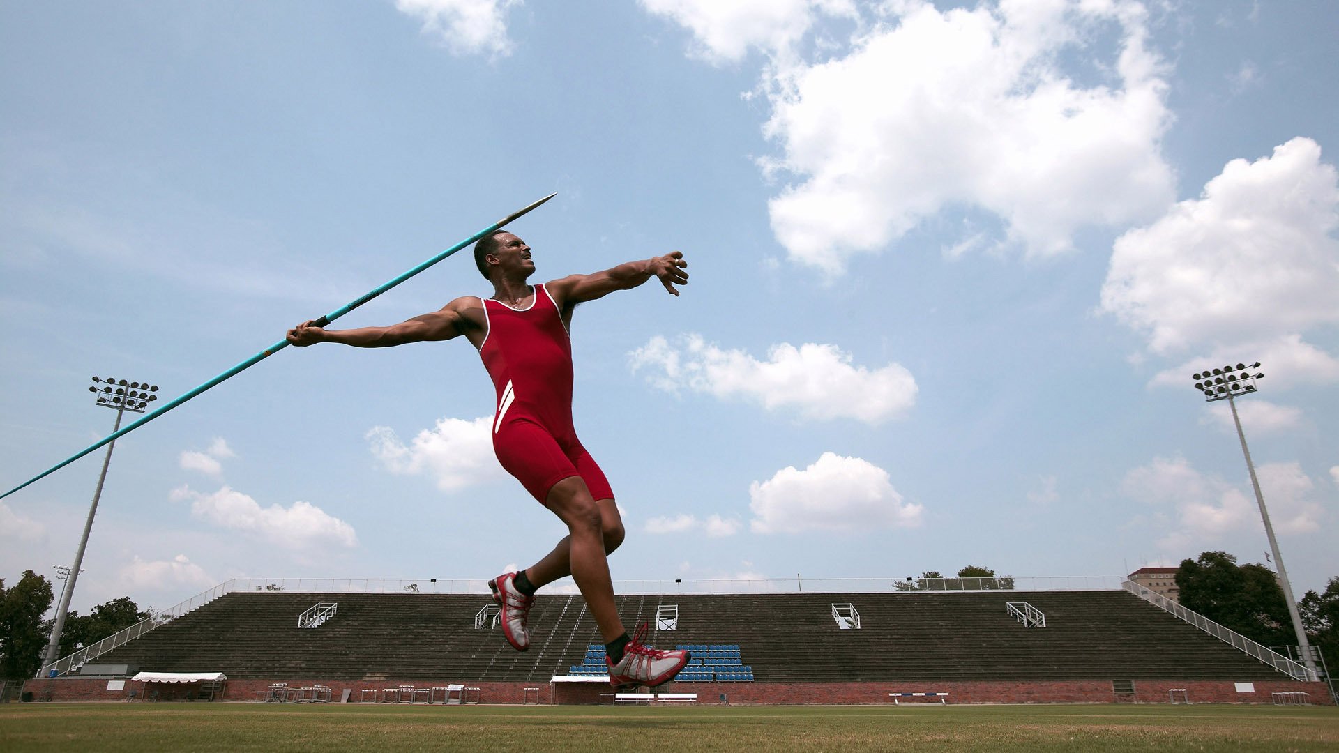 易建联点燃赛场,快船队险胜浙江队背后的篮球对话
